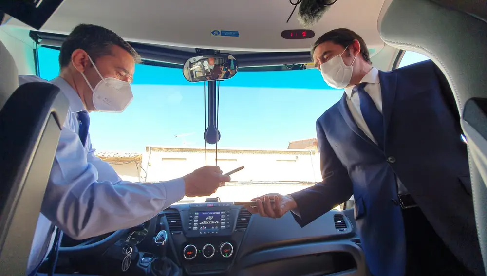 El consejero de Fomento y Medio Ambiente, Juan Carlos Suárez-Quiñones, ha presentado en la localidad zamorana de Santibáñez de Vidriales el Bono Rural de Transporte Gratuito