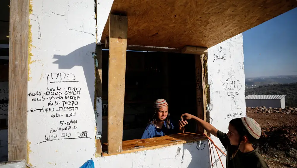 Un kiosko improvisado en el asentamiento construido el pasado mes de mayo sin permiso del Gobierno israelí