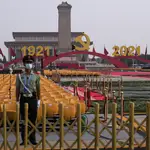 Un policía chino vigila los últimos preparativos para el acto que se celebra hoy en la plaza de Tiananmen para conmemorar los cien años del Partido Comunista