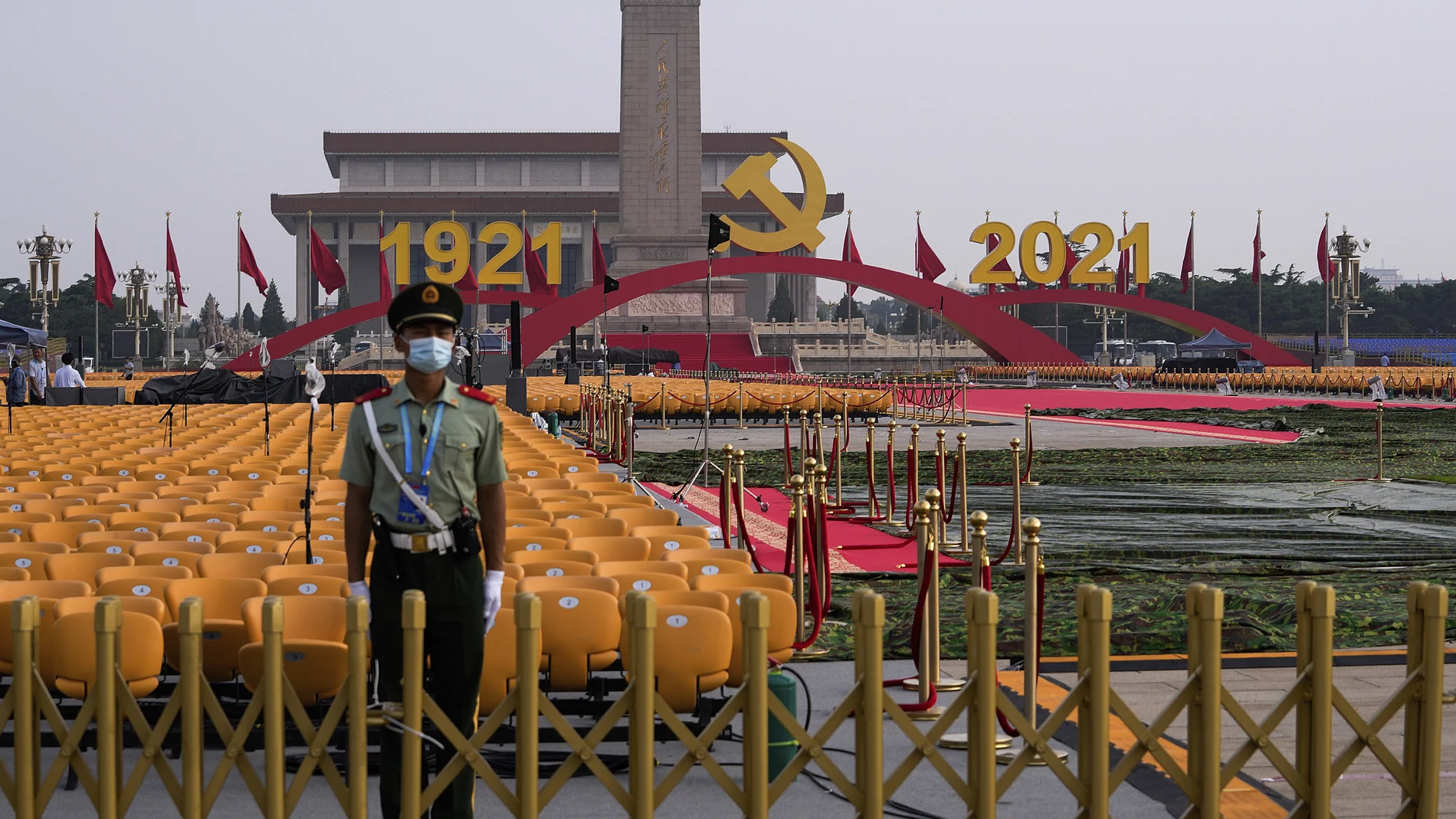 Un policía chino vigila los últimos preparativos para el acto que se celebra hoy en la plaza de Tiananmen para conmemorar los cien años del Partido Comunista