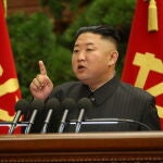 Pyongyang (Korea, Democratic People''s Republic Of), 29/06/2021.- A photo released by the official North Korean Central News Agency (KCNA) shows North Korean leader Kim Jong-un speaking during an enlarged meeting of the Political Bureau of the Central Committee of the Workers' Party of Korea (WPK) at the office building of the Party Central Committee in Pyongyang, North Korea, 29 June 2021 (issued 30 June 2021). According to KCNA, Kim Jong-un presided over the meeting to “deal with some leading officials' dereliction of duty in implementing the major policy tasks of the Party and the state and to provide a fresh turning point in the personnel administration within the Party.” EFE/EPA/KCNA EDITORIAL USE ONLY