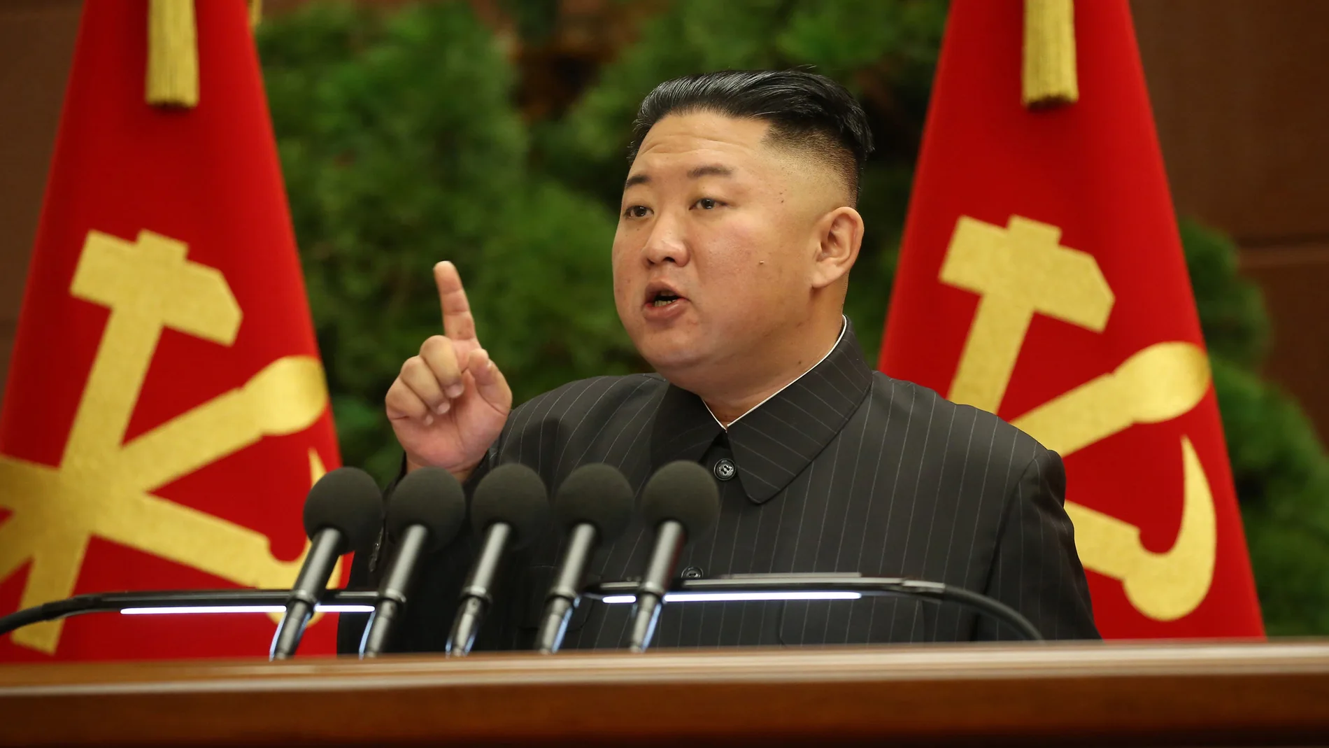 Pyongyang (Korea, Democratic People''s Republic Of), 29/06/2021.- A photo released by the official North Korean Central News Agency (KCNA) shows North Korean leader Kim Jong-un speaking during an enlarged meeting of the Political Bureau of the Central Committee of the Workers' Party of Korea (WPK) at the office building of the Party Central Committee in Pyongyang, North Korea, 29 June 2021 (issued 30 June 2021). According to KCNA, Kim Jong-un presided over the meeting to “deal with some leading officials' dereliction of duty in implementing the major policy tasks of the Party and the state and to provide a fresh turning point in the personnel administration within the Party.” EFE/EPA/KCNA EDITORIAL USE ONLY