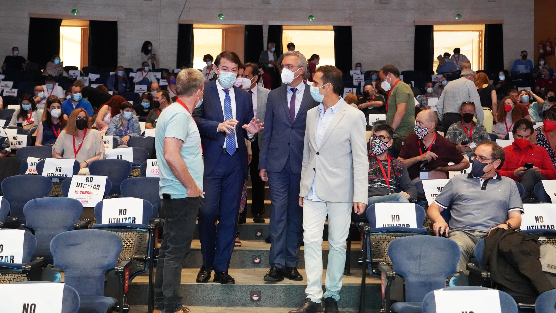 El presidente de la Junta de Castilla y León, Alfonso Fernández Mañueco, y el delegado del Gobierno, Javier Izquierdo, intervienen en la segunda jornada del XII Congreso regional de CCOO