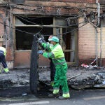 Un incendio en contenedores de basura y vidrio en la calle Vera Cruz de Palencia provoca daños en vehículos , en cables de electricidad y teléfono, así como en la fachad del edificio numero 4 de esta calle