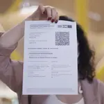 Una mujer muestra el certificado COVID Digital de la Unión Europea, el 1 de julio de 2021, en Madrid (España) | Fuente: Eduardo Parra / Europa Press