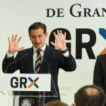 El hasta ahora alcalde de Granada, Luis Salvador (Cs) y José Antonio Huertas. EFE/Miguel Ángel Molina