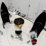 Fotografía del LISA Pathfinder siendo encapsulado para su lanzamiento. LISA Pathfinder es un prototipo a pequeña escala de LISA que se probó con éxito entre 2015 y 2017.