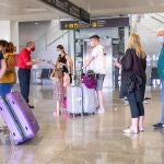 En la imagen, pasajeros procedentes de Gran Bretaña desde llegan al Aeropuerto de Menorca