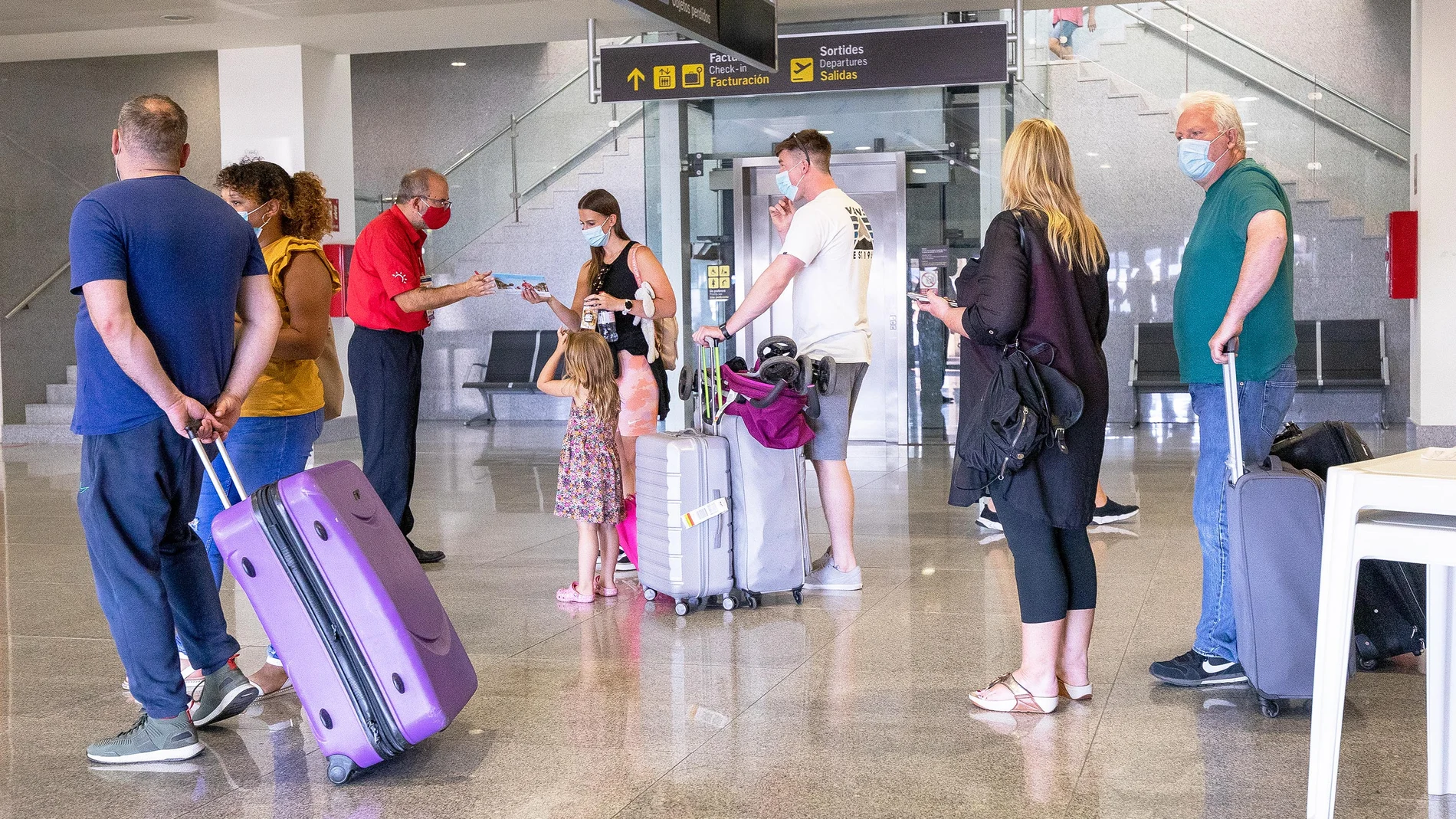 En la imagen, pasajeros procedentes de Gran Bretaña desde llegan al Aeropuerto de Menorca