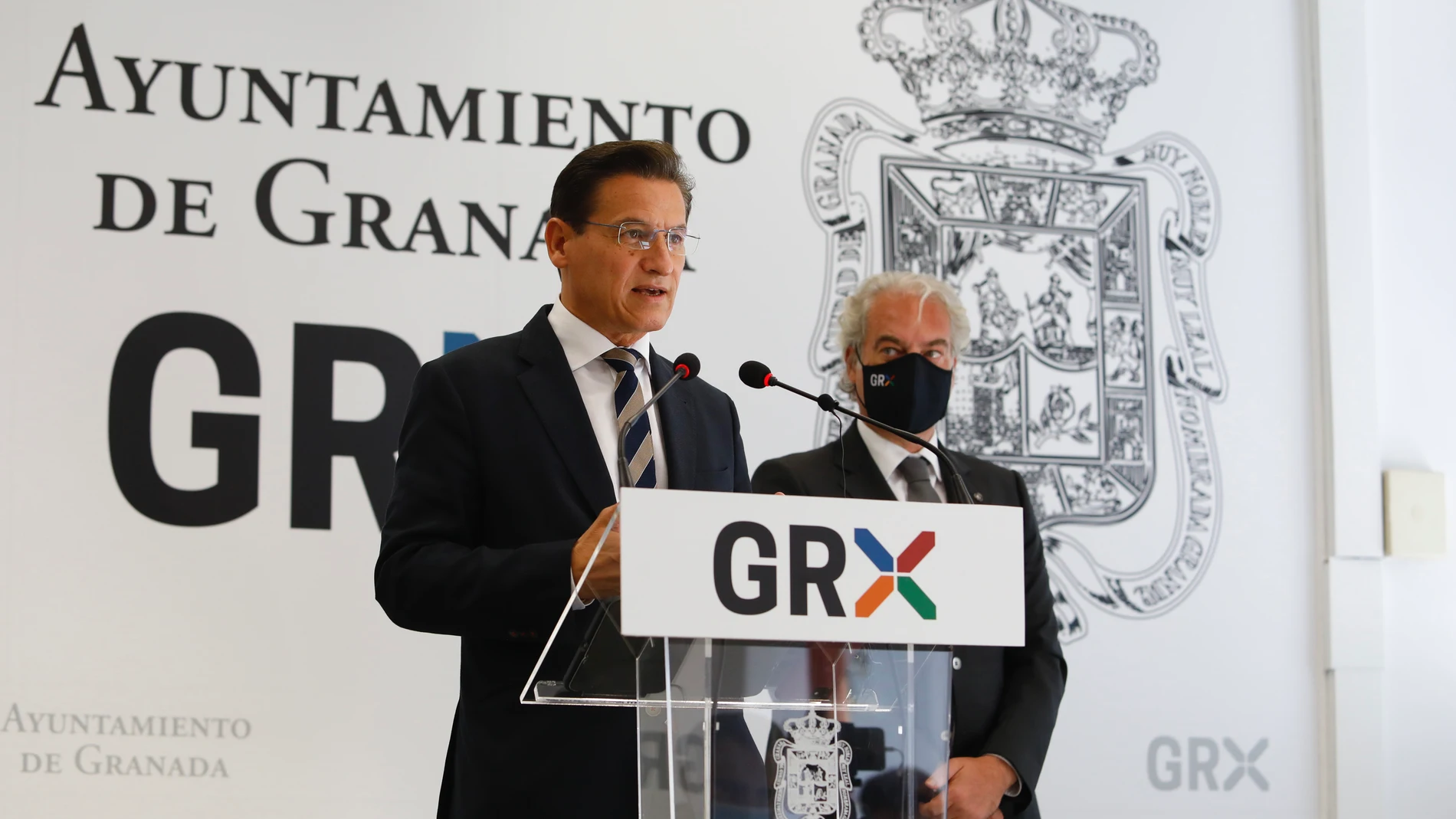 El alcalde de Granada, Luis Salvador, durante la rueda de prensa, en el Ayuntamiento de Granada, donde ha anunciado su renuncia