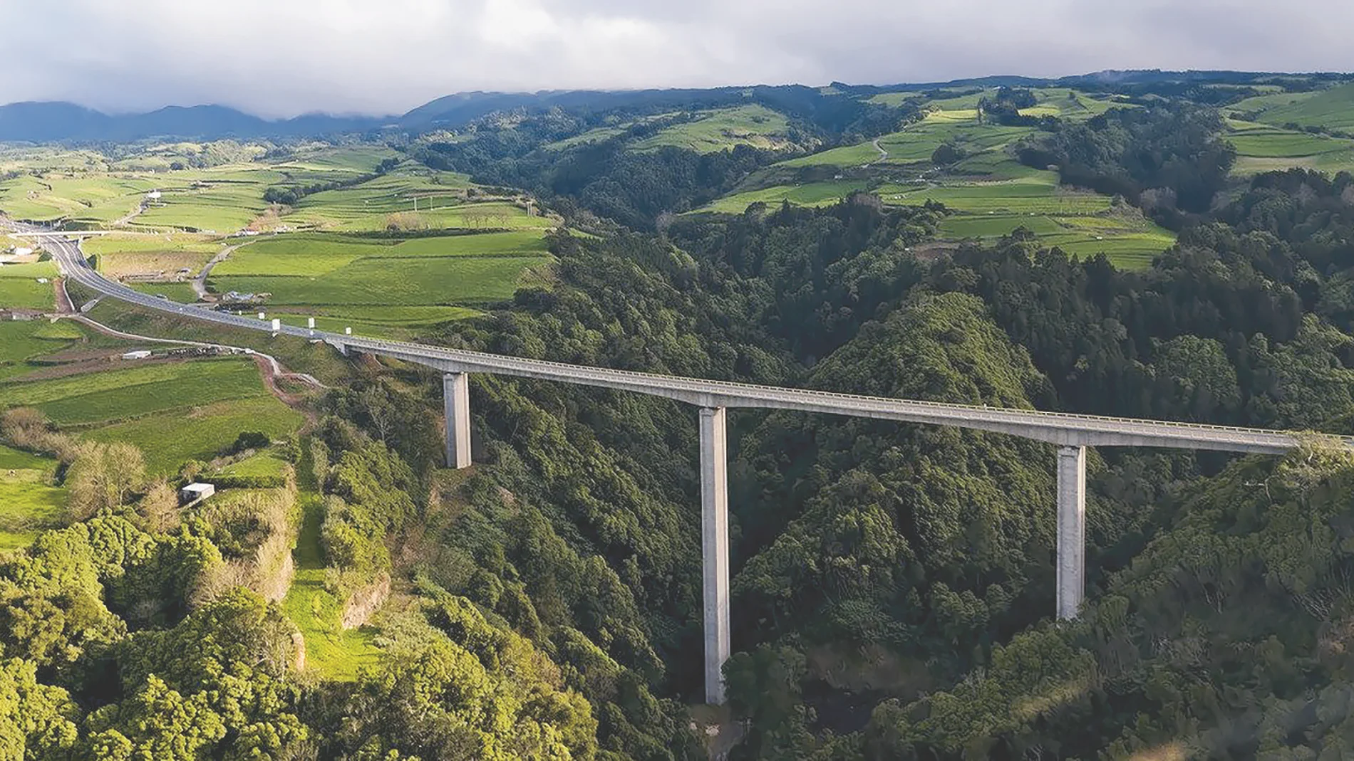 El puente de los Tilos está ubicado en la isla de la Palma, con sus 255 metros de luz, ocupa la decimotercera posición entre los más grandes del mundo