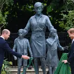 01 July 2021, United Kingdom, London: Prince William, the Duke of Cambridge (L) and Harry, the Duke of Sussex, unveile a statue they commissioned of their mother Diana, Princess of Wales, in the Sunken Garden at Kensington Palace, on what would have been her 60th birthday. Photo: Dominic Lipinski/PA Wire/dpa01/07/2021 ONLY FOR USE IN SPAIN