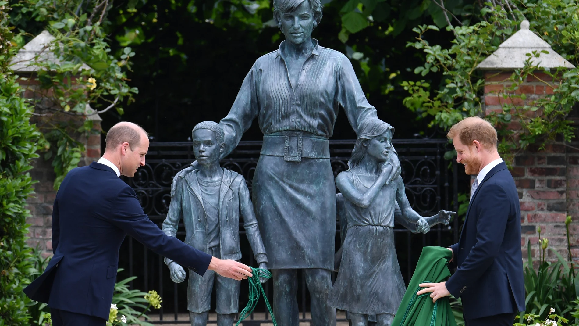 01 July 2021, United Kingdom, London: Prince William, the Duke of Cambridge (L) and Harry, the Duke of Sussex, unveile a statue they commissioned of their mother Diana, Princess of Wales, in the Sunken Garden at Kensington Palace, on what would have been her 60th birthday. Photo: Dominic Lipinski/PA Wire/dpa01/07/2021 ONLY FOR USE IN SPAIN
