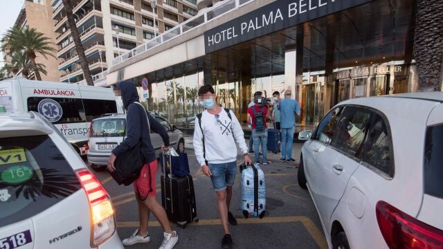 Estudiantes, que se encontraban en cuarentena por el macrobrote de covid-19, abandonan hotel Bellver de Palma de Mallorca