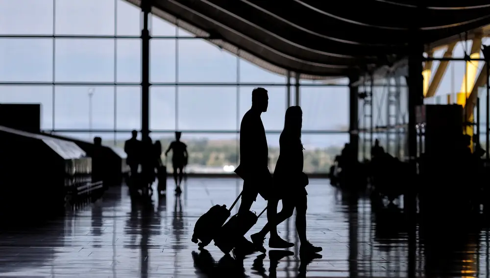 Dos personas con equipaje en el aeropuerto Adolfo Suárez, Madrid-Barajas