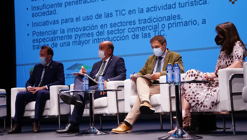 El presidente de la Diputación de Segovia, Miguel Ángel de Vicente, presenta el plan