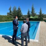 El director de Administración Local, Héctor Palencia, junto con el alcalde de Las Navas de El Marqués, Javier Sastre, y el diputado provincial, José María Manso, visita el municipio abulense