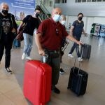 En la imagen, turistas británicos a su llegada al aeropuerto de Faro (Portugal)