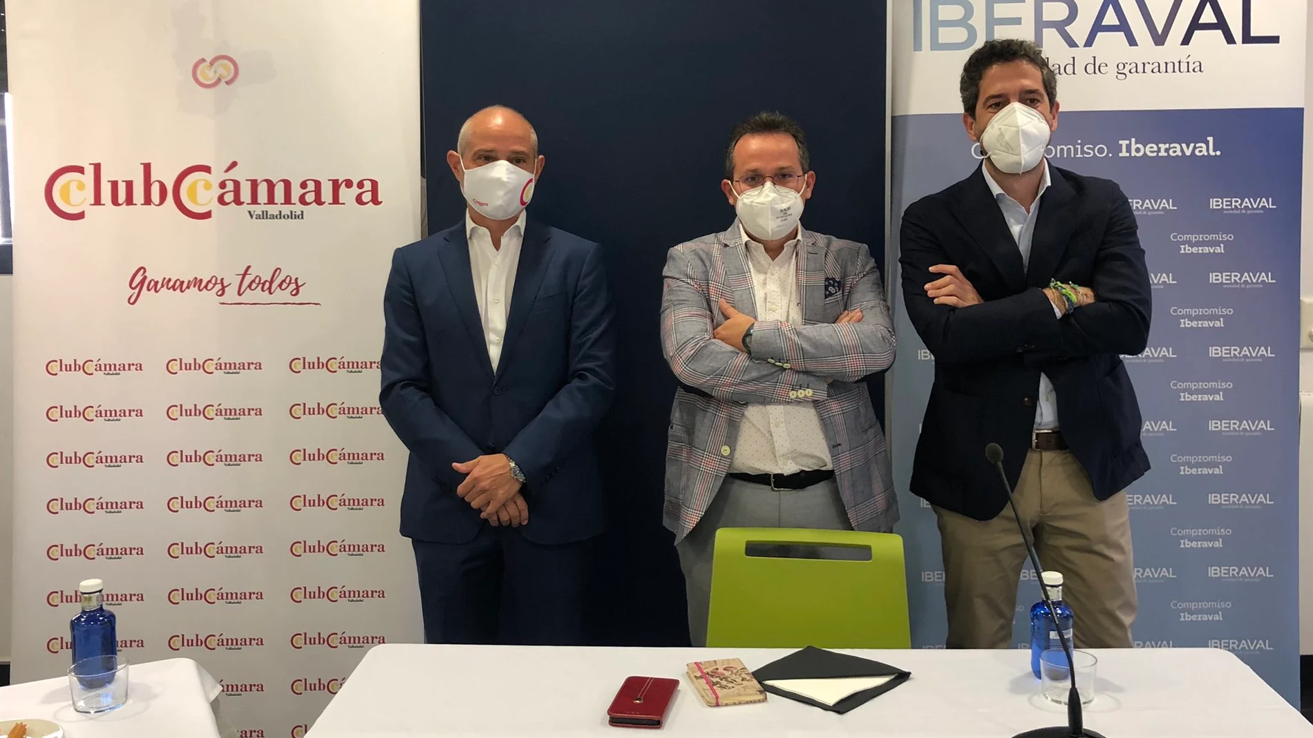 Víctor Caramanzana y César Pontvianne junto al periodista Manuel Torres