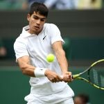 Carlos Alcaraz, a punto de dar un golpe de revés en su partido de segunda ronda de Wimbledon contra Medvedev