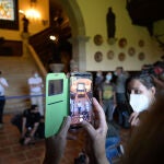 Representantes de colectivos de memoria histórica y víctimas del franquismo, durante su visita al interior del Pazo de Meirás el día de su reapertura al público, el pasado 1 de julio