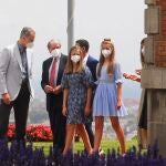 (I-D) El Rey Felipe VI, la princesa de Asturias y de Girona, Leonor y la Infanta Sofía, a su llegada al encuentro con los premiados de la Fundación Princesa de Girona, a 1 de julio de 2021, en Barcelona, Cataluña, (España).
