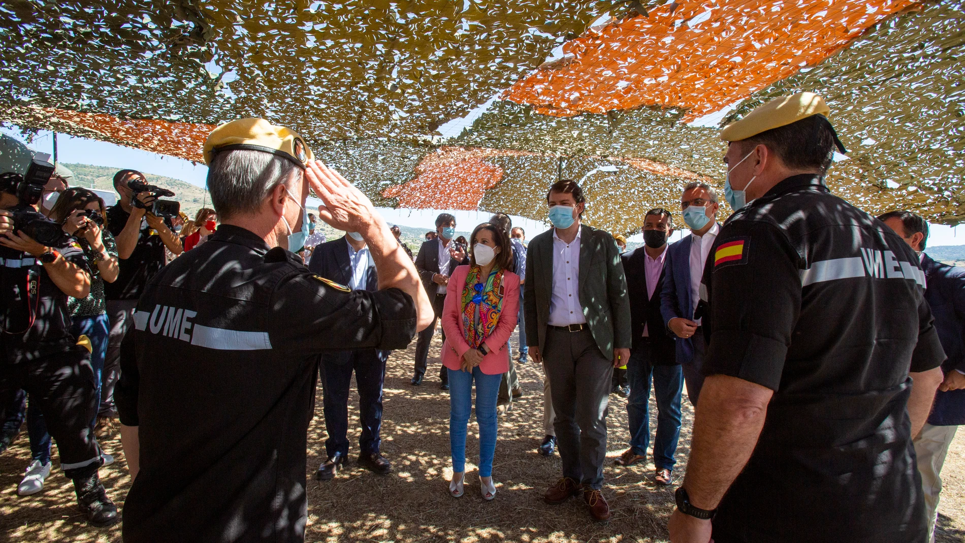 La ministra de Defensa, Margarita Robles, y el presidente de la Junta de Castilla y León, Alfonso Fernández Mañueco, visitan los ejercicios de preparación de la UME para la campaña contra incendios forestales 2021, en Cebreros (Ávila)