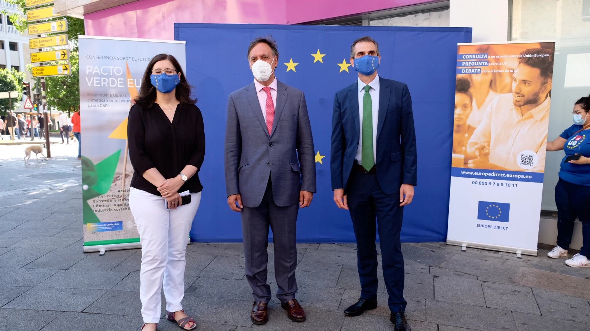 El alcalde de Salamanca, Carlos García Carbayo, y el director del Centro Europe Direct, Luis Norberto González, inauguran la exposición "Pacto Verde Europeo"