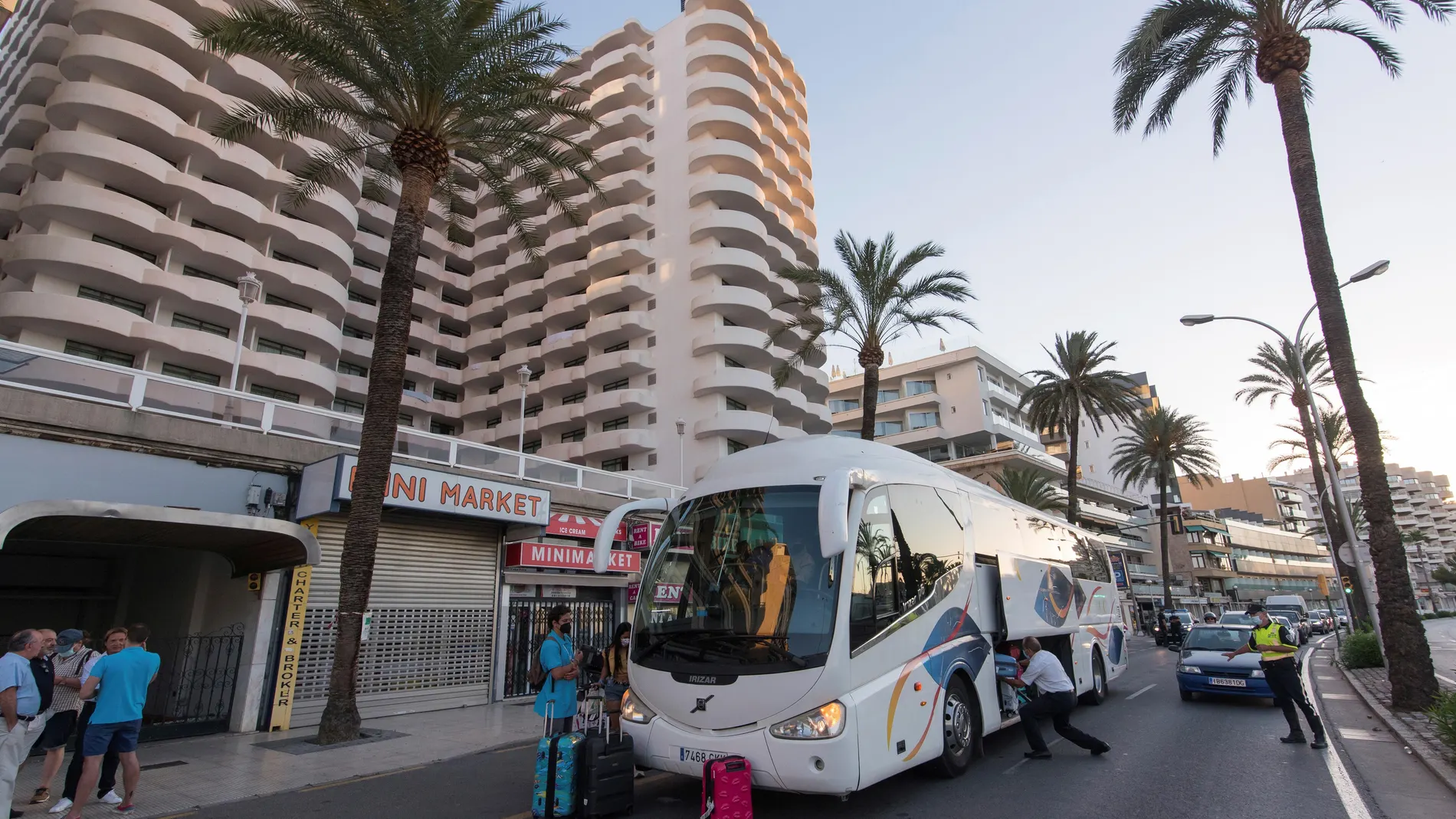 Estudiantes, que se encontraban en cuarentena, se suben al autocar a las puertas del hotel Bellver de Palma de Mallorca mientras se disponen a abandonar el hotel