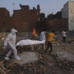 Imagen de un crematorio en Nueva Delhi, India, durante la primera embestida de la variante Delta del virus SARS-CoV-2