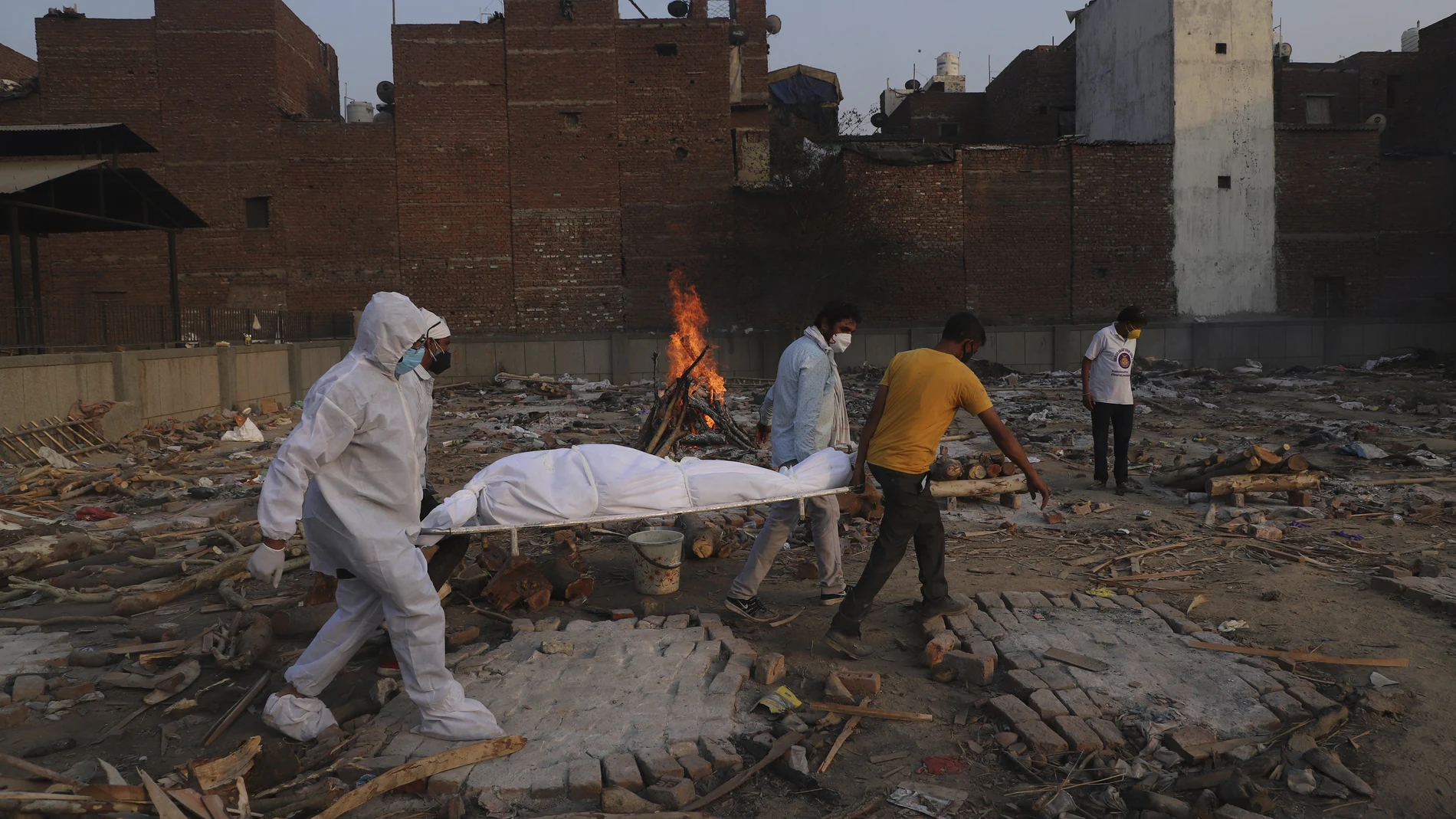 Imagen de un crematorio en Nueva Delhi, India, durante la primera embestida de la variante Delta del virus SARS-CoV-2