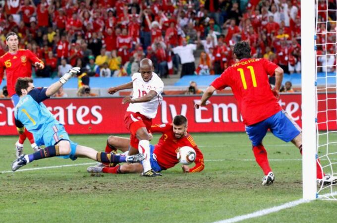 Gelson Fernandes marca el gol de la victoria de Suiza en el Mundial 2010
