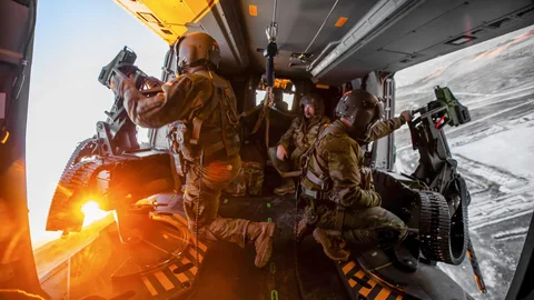 Militares españoles manejan la ametralladora de su NH90