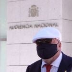 El comisario jubilado José Manuel Villarejo (i) responde a los medios a su salida de la Audiencia Nacional de Madrid tras declarar por la ‘Kitchen’