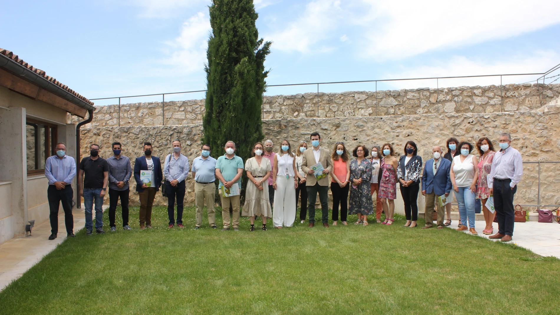 La directora general de Desarrollo Rural, María González Corral junto a los representantes de los Grupos de Acción Local