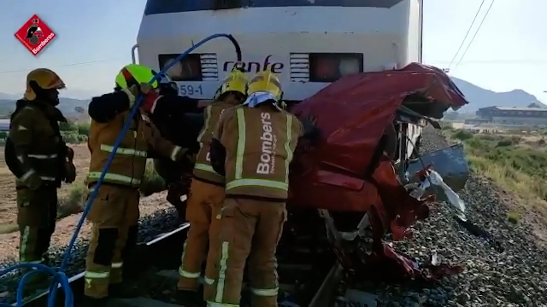 Grave accidente de trafico en Novelda entre el tren intercity de Barcelona y un vehículo en el paso a nivel