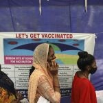 Mujeres hacen cola para hacerse la prueba de Covid-19 en Nueva Delhi, India