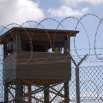 Una torre de vigilancia en la prisión de EEUU en Guantánamo, Cub