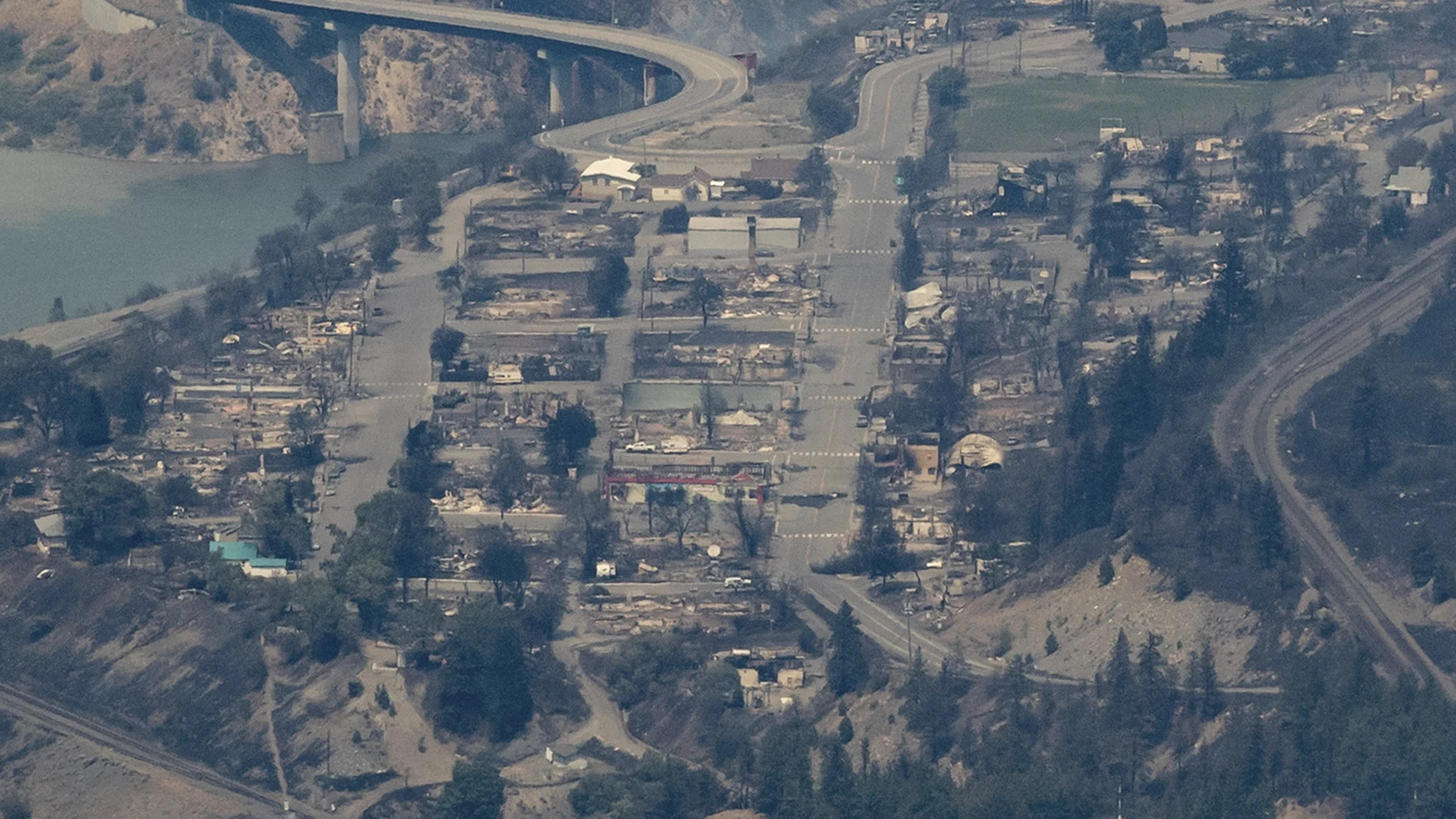 En esta imagen aérea de Lytton se puede ver la pequeña ciudad totalmente arrasada por los fuegos
