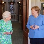 La reina Isabel II recibe a la canciller alemana, Angela Merkel, ayer en el Castillo de Windsor
