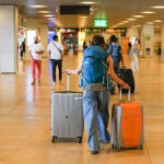 Un hombre con maletas en la terminal T1 del Aeropuerto Adolfo Suárez Madrid-Barajas