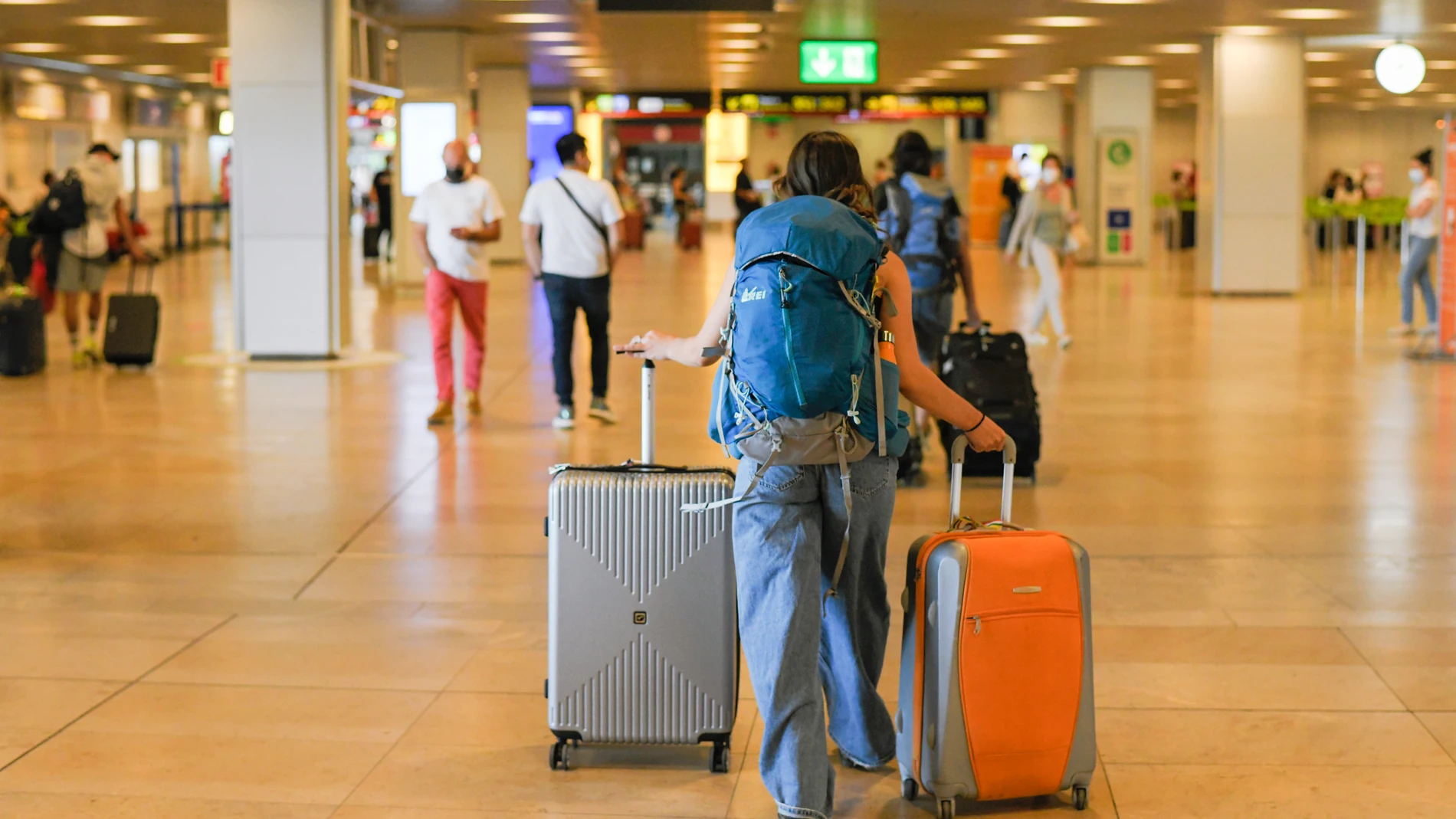Un hombre con maletas en la terminal T1 del Aeropuerto Adolfo Suárez Madrid-Barajas