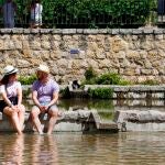 Turistas se refrescan en un estanque céntrico de Córdoba debido a las altas temperaturas registradas. EFE/Salas