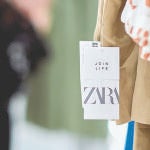 En 2020, Inditex eliminó el total de las bolsas de plástico en todas las cadenas y el sistema de recibo sin papel (ticketless) es ya una realidad en todos los pedidos «online»