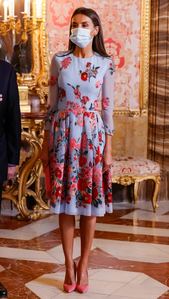 La reina Letizia con vestido de flores de Carolina Herrera.