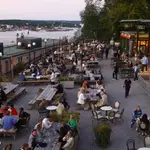 Vecinos de Estocolmo disfrutan de un terraza tras levantarse las restricciones en la hostelería el pasado 1 de abril