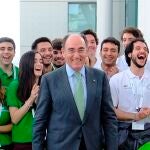 Ignacio Galán con jóvenes investigadores
