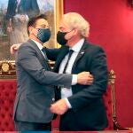Luis Salvador (Cs) (i), abraza a su compañero de partido y alcalde en funciones José Antonio Huertas