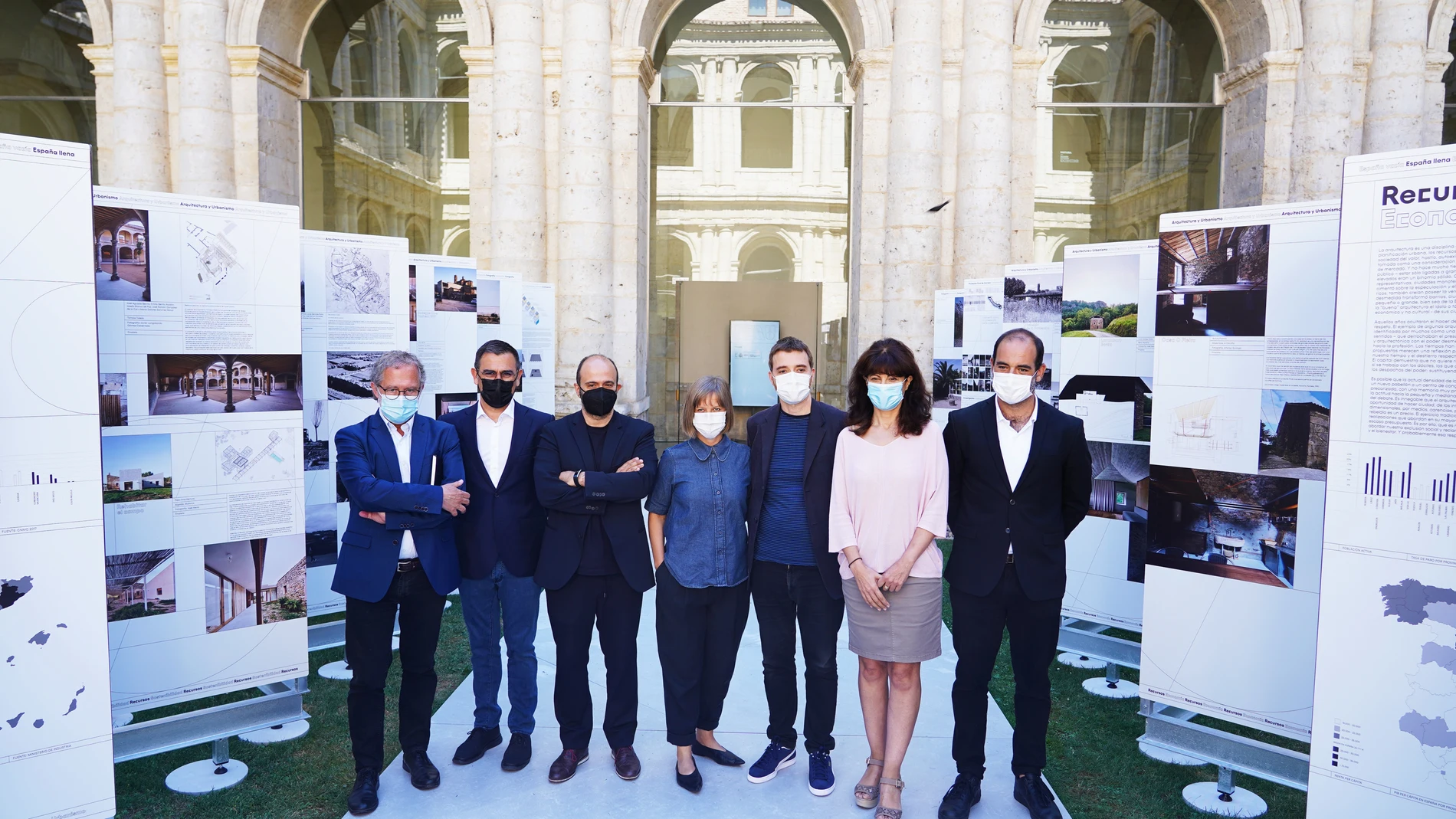 El concejal de Planeamiento Urbanístico y Vivienda, Manuel Saravia, y la concejala de Cultura y Turismo, Ana Redondo, presentaron la XV edición de la Bienal de Arquitectura.