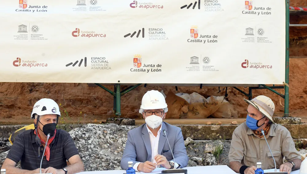 El director general de Patrimonio Cultural de la Junta de Castilla y León, Gumersindo Bueno Benito (C), acompañado por dos de los coodirectores de los yacimientos de Atapuerca, Juan Luis Arsuaga (I), y Eudald Carbonell(D)